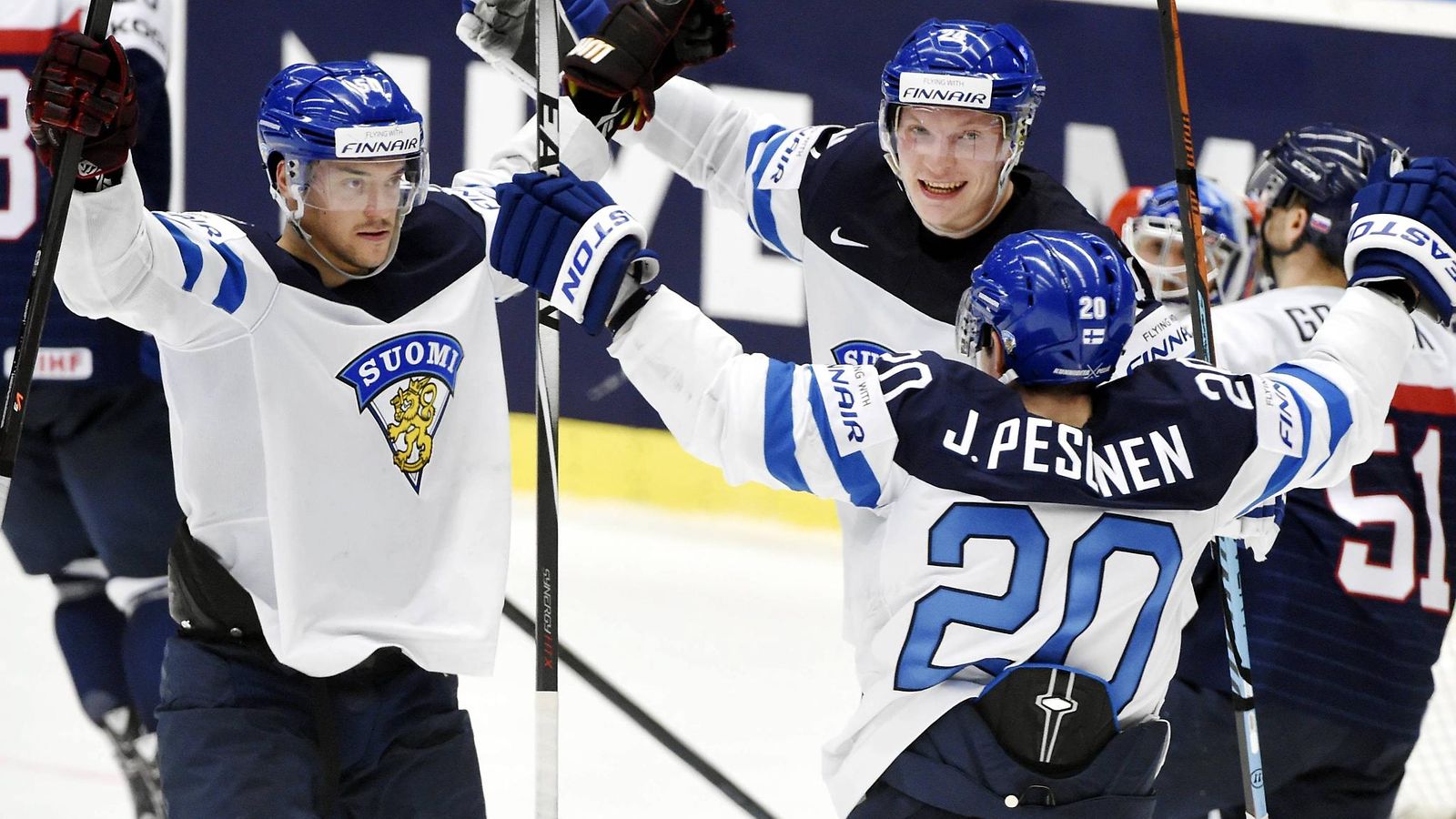 Juhamatti Aaltonen, Juuso Kemppainen ja Janne Pesonen juhlivat maalia.