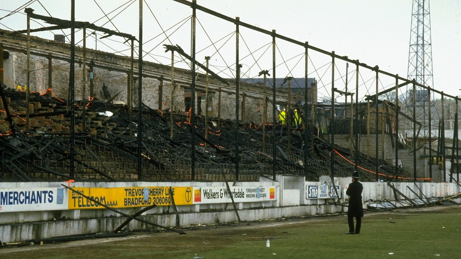 Bradfordin stadionin tuhoisassa tulipalossa kuoli 56 ihmistä.