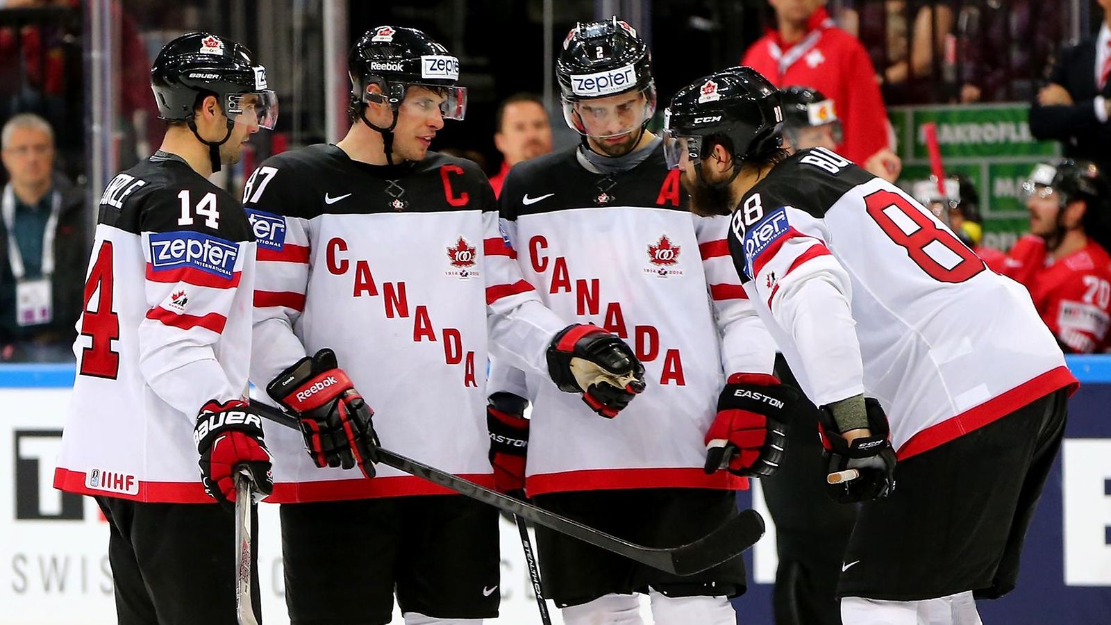 Jordan Eberle (vas.), Sidney Crosby, Dan Hamhuis ja Brent Burns