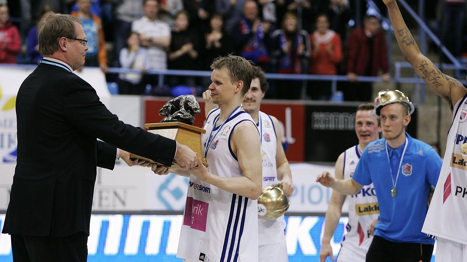 Teemu Rannikko ja Pantteri-patsas.
