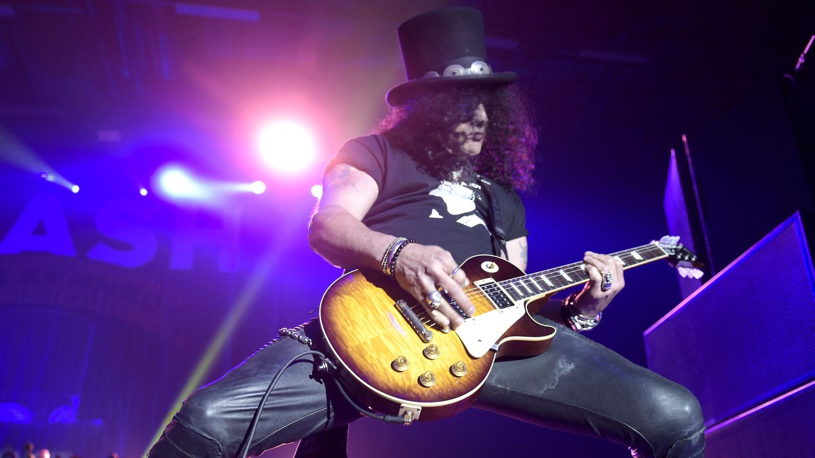 Slash konsertoi Helsingin jäähallissa torstaina 28. toukokuuta. (6)