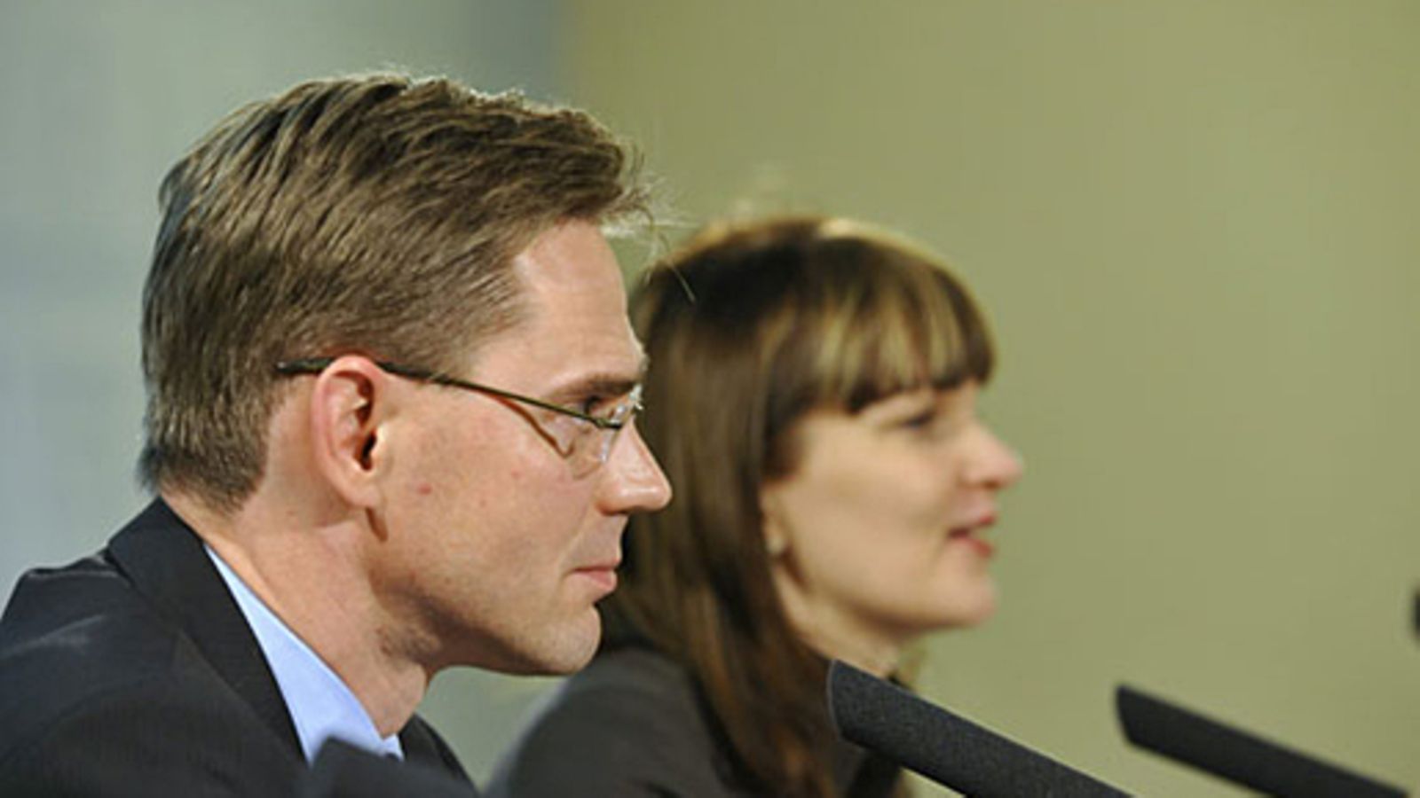 Valtiovarainministeri Jyrki Katainen ja rahoitusmarkkinoista vastaavan ministeri Mari Kiviniemi 13. lokakuuta 2008 tiedotustilaisuudessa, jossa kerrottiin euroalueen huippukokouksen päätösten toimeenpanosta. (LEHTIKUVA)
