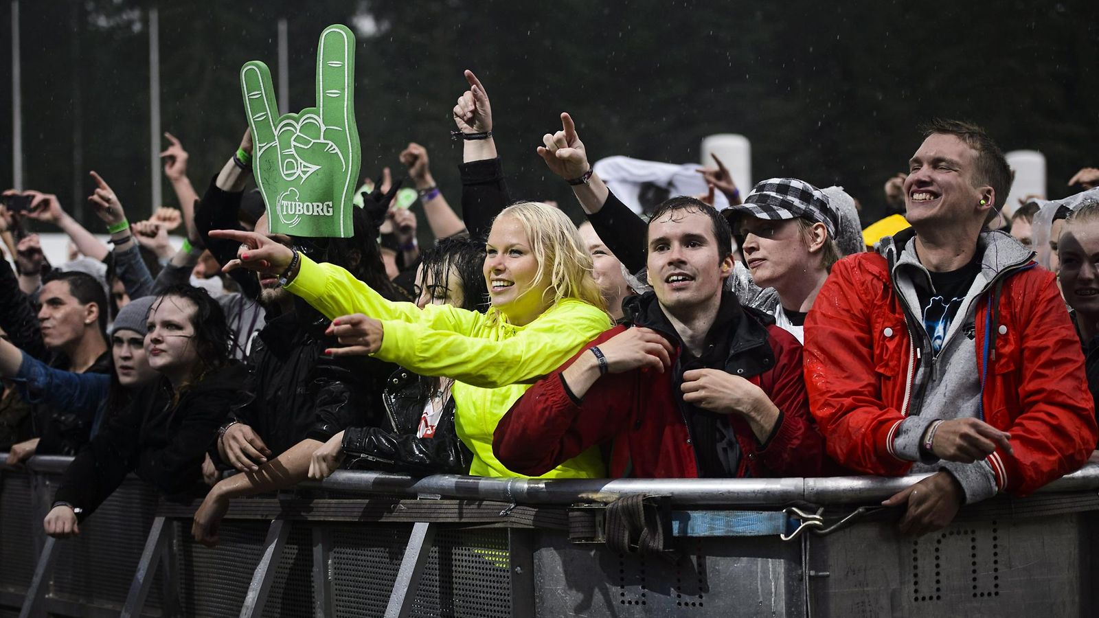 Sateen kastelemaa yleisöä Seinäjoen Provinssirockissa 16. kesäkuuta 2013.