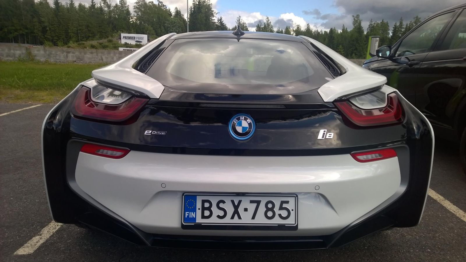 I8 on upea ilmestys takavinkkelistä tarkasteltuna.