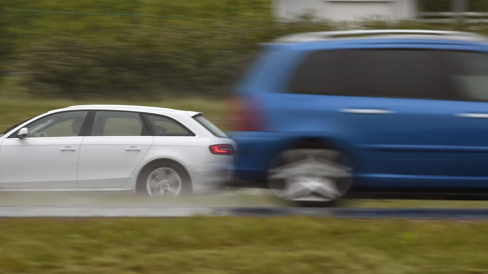 Autoja moottoritiellä