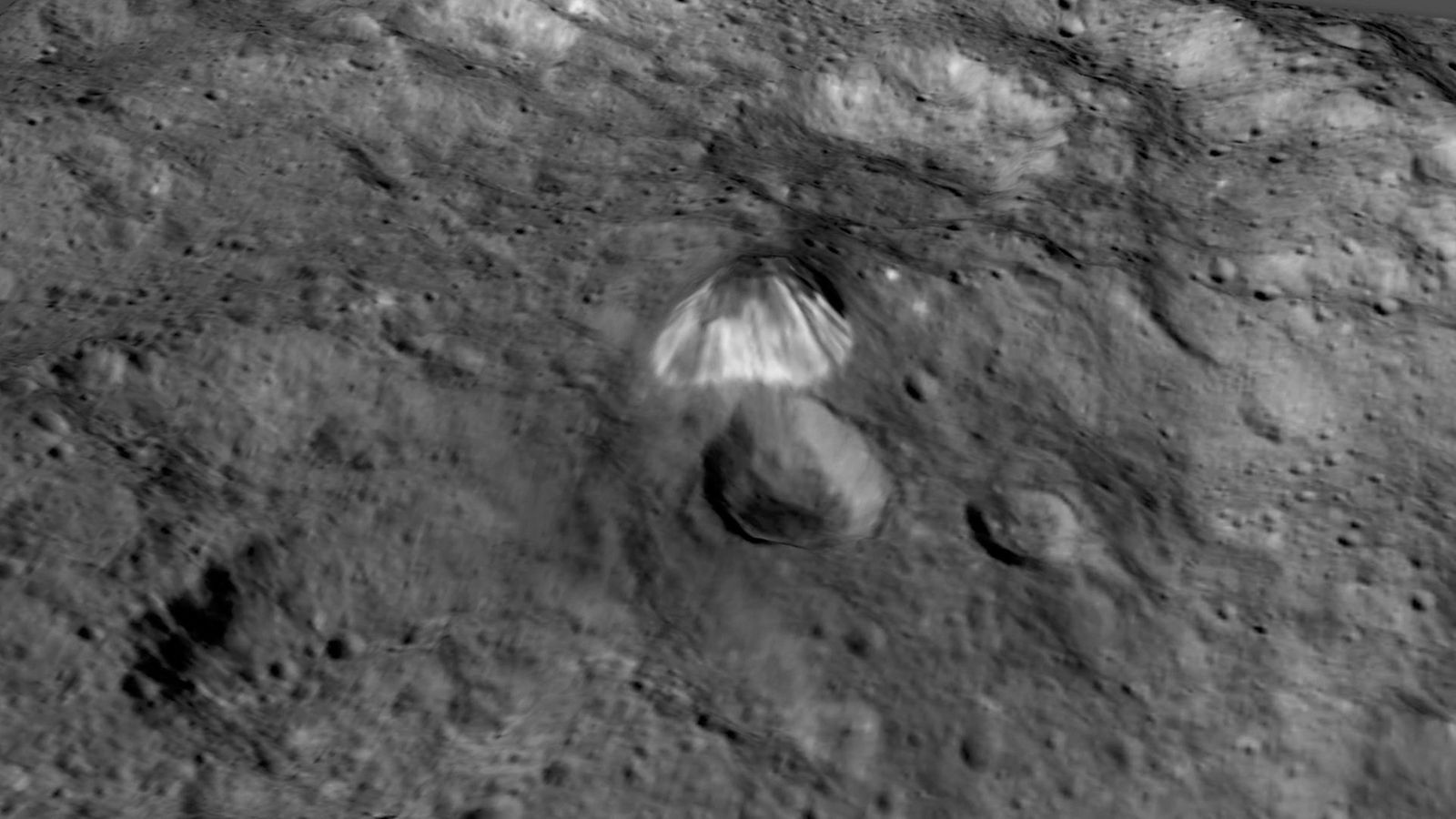 Ceres kääpiöplaneetan pinnalla oleva pyramidivuori