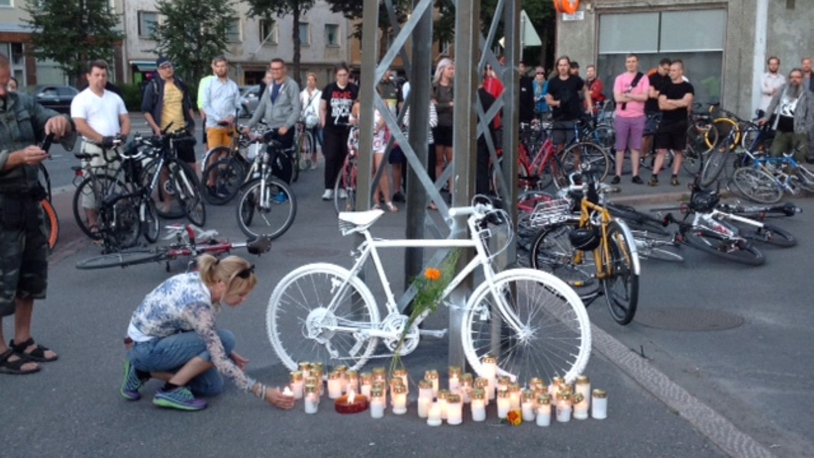 Pyöräilijän muistotilaisuus Helsingissä