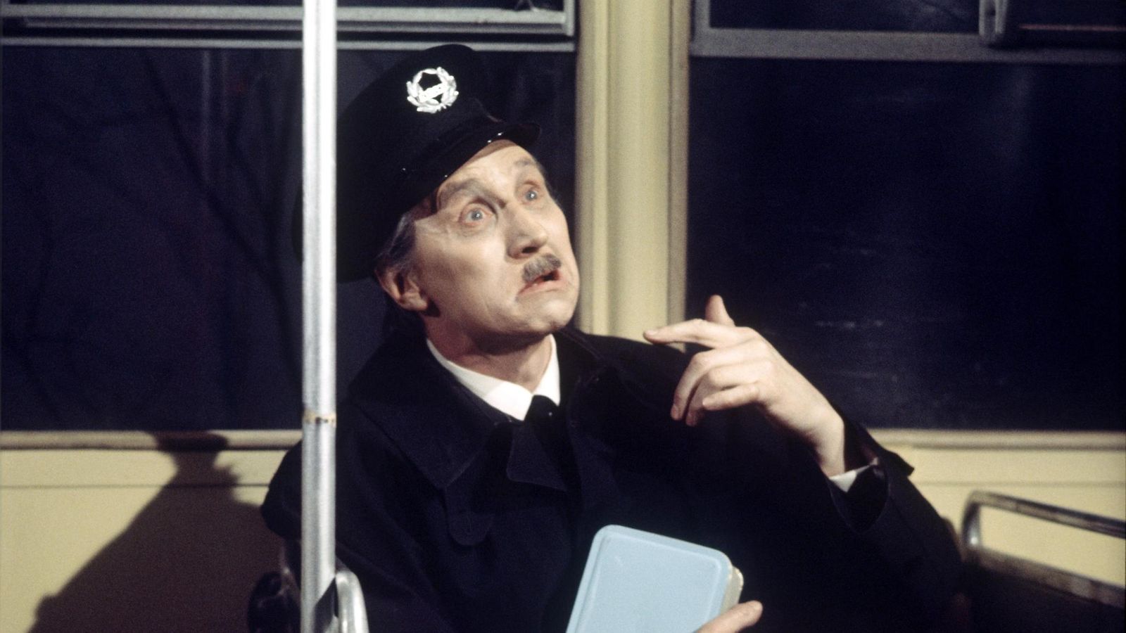 Stephen Lewis muistetaan Mennään bussilla -sarjan tarkastajan, Blakeyn roolista.