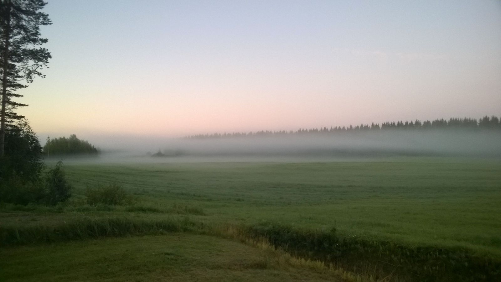 Aamu Karttulassa 18. elokuuta 2015. Lukijan kuva: Birgitta Tarvainen