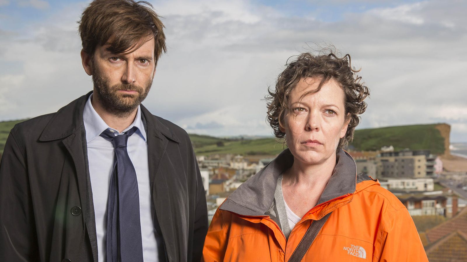 Broadchurch_S2_DavidTennant_as_AlecHardy_OliviaColman_as_EllieMiller_001