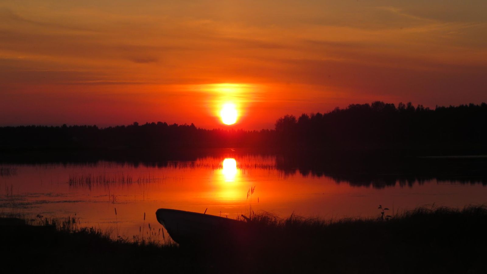 Elokuinen auringonlasku Ullavanjärvellä 25. elokuuta 2015. Lukijan kuva: Jaana Mäkelä