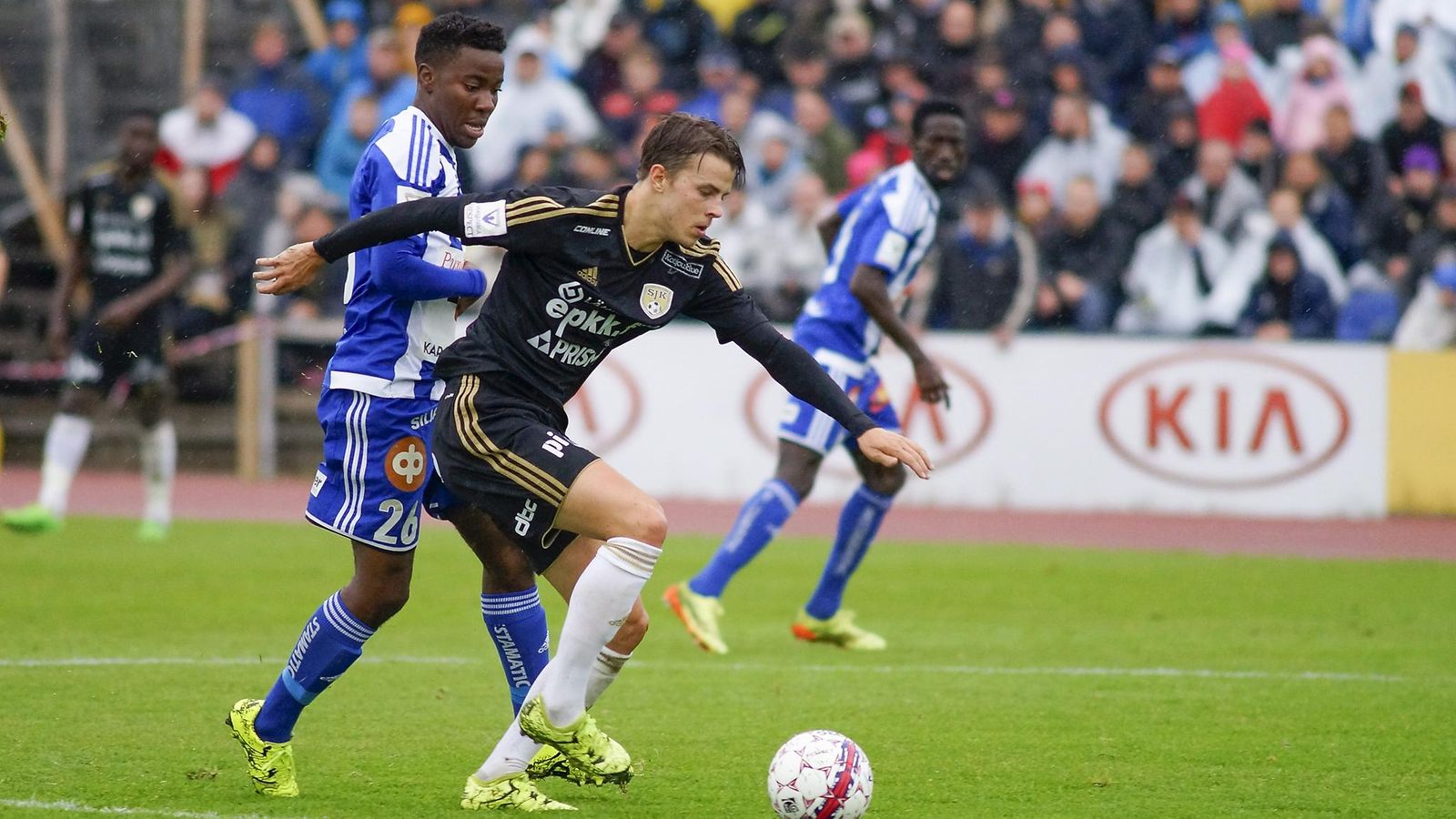 HJK:n Obed Malolo (vas.) ja SJK:n Roope Riski