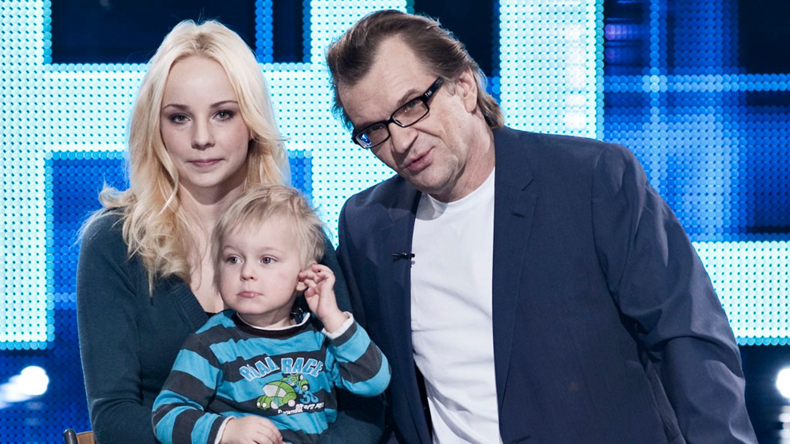 Maria Kinnunen, Nino Kinnunen ja Antero Mertaranta Ennätystehtaassa.