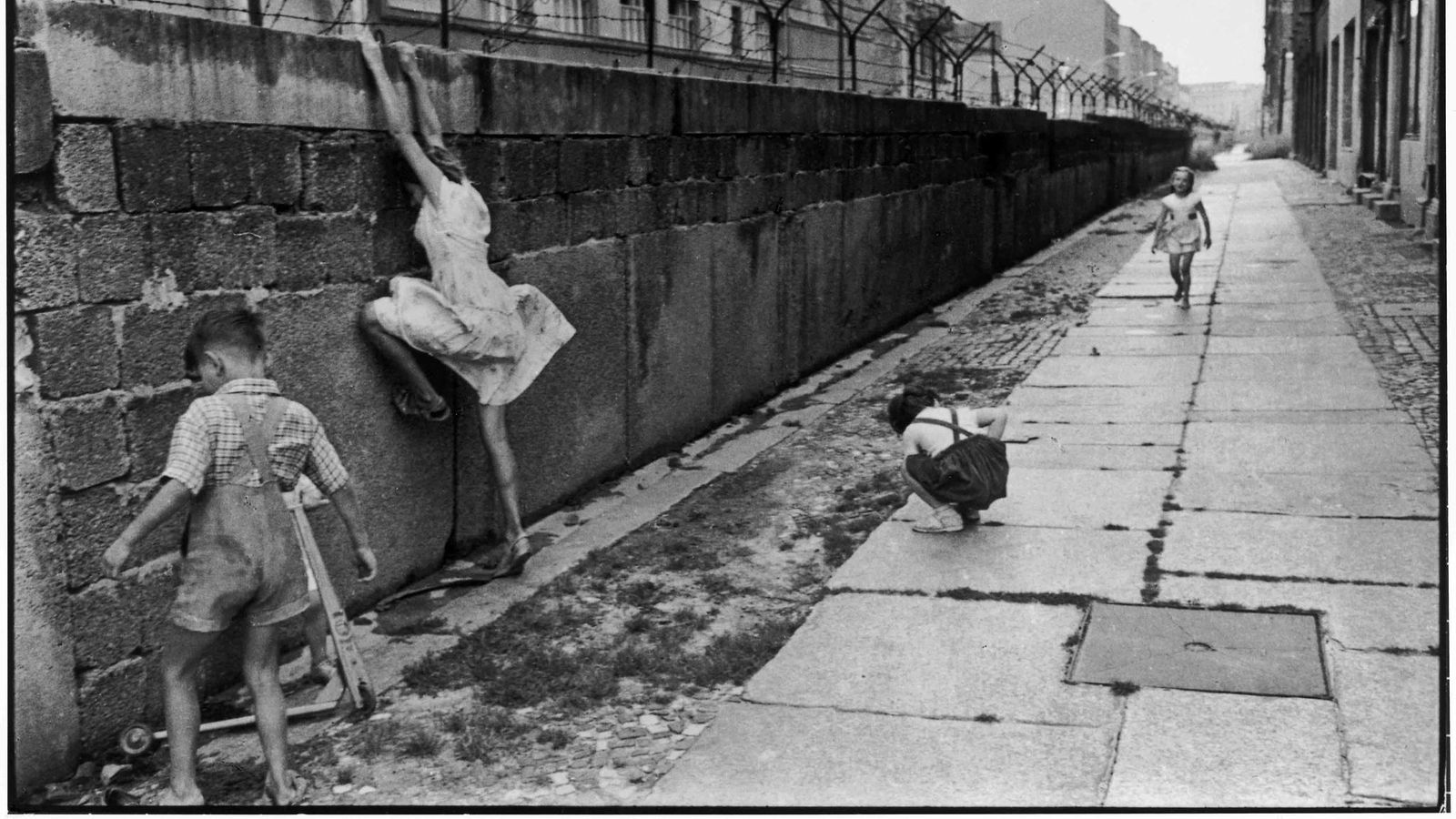 2201-the-berlin-wall-west-berlin-west-germany-1962-henri-cartier-bresson