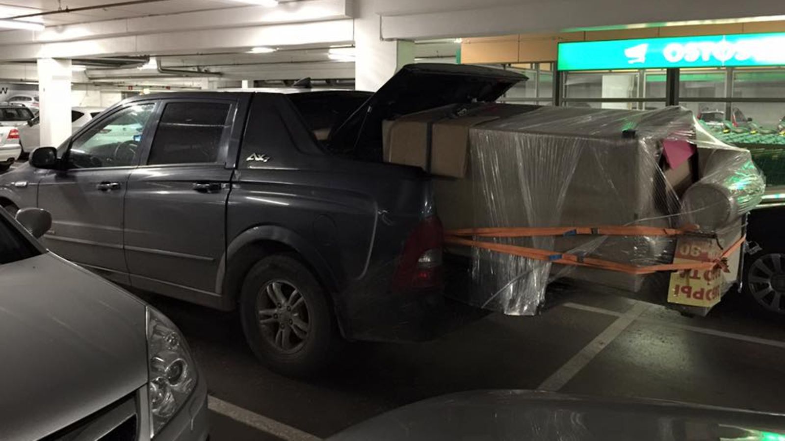 Auto pakattuna marketin parkkihallissa.