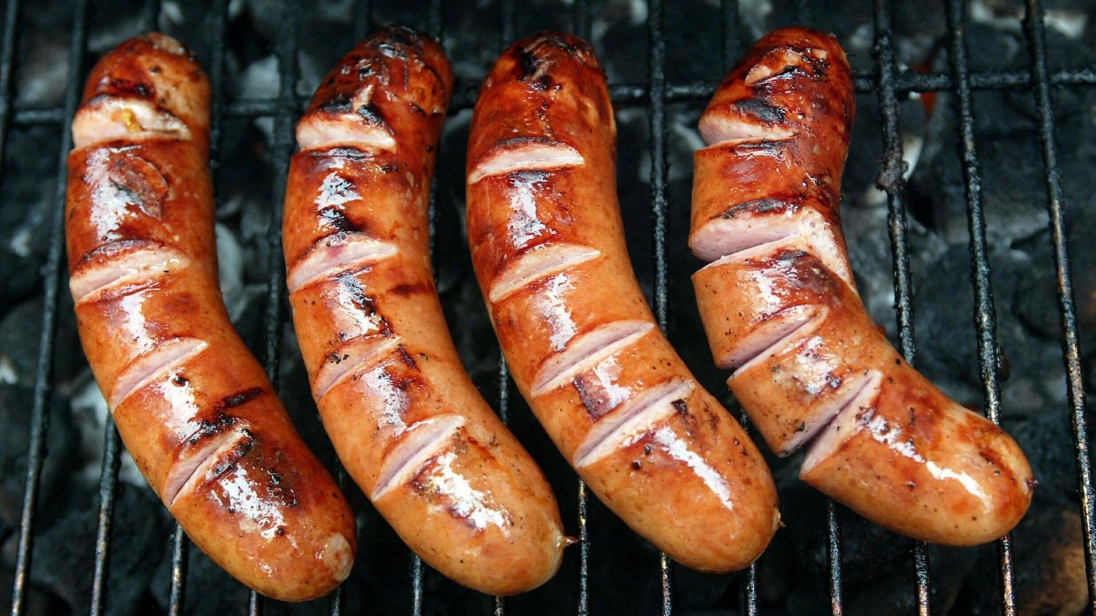 Makkaraa grillissä