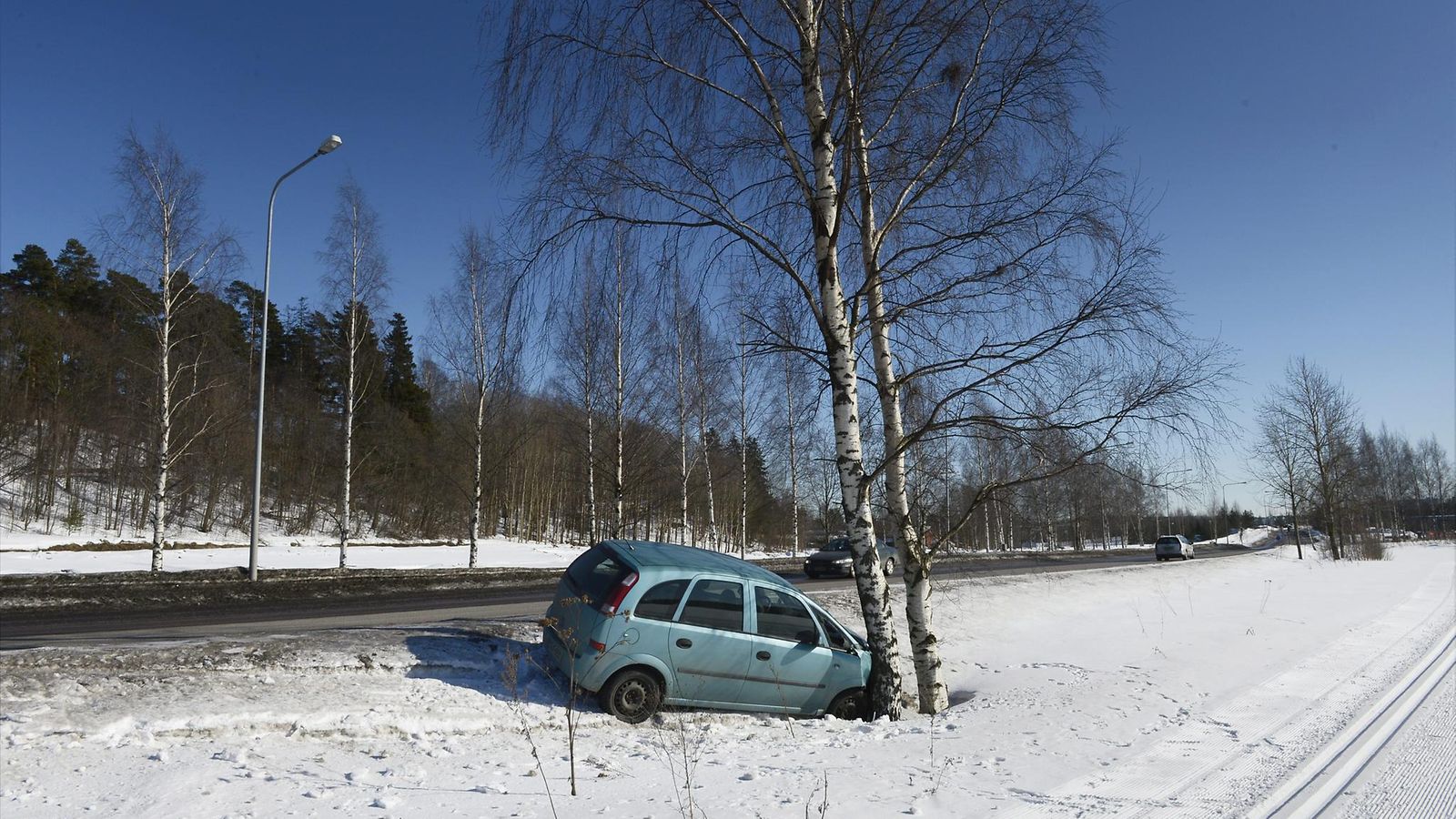 Auto päin puuta