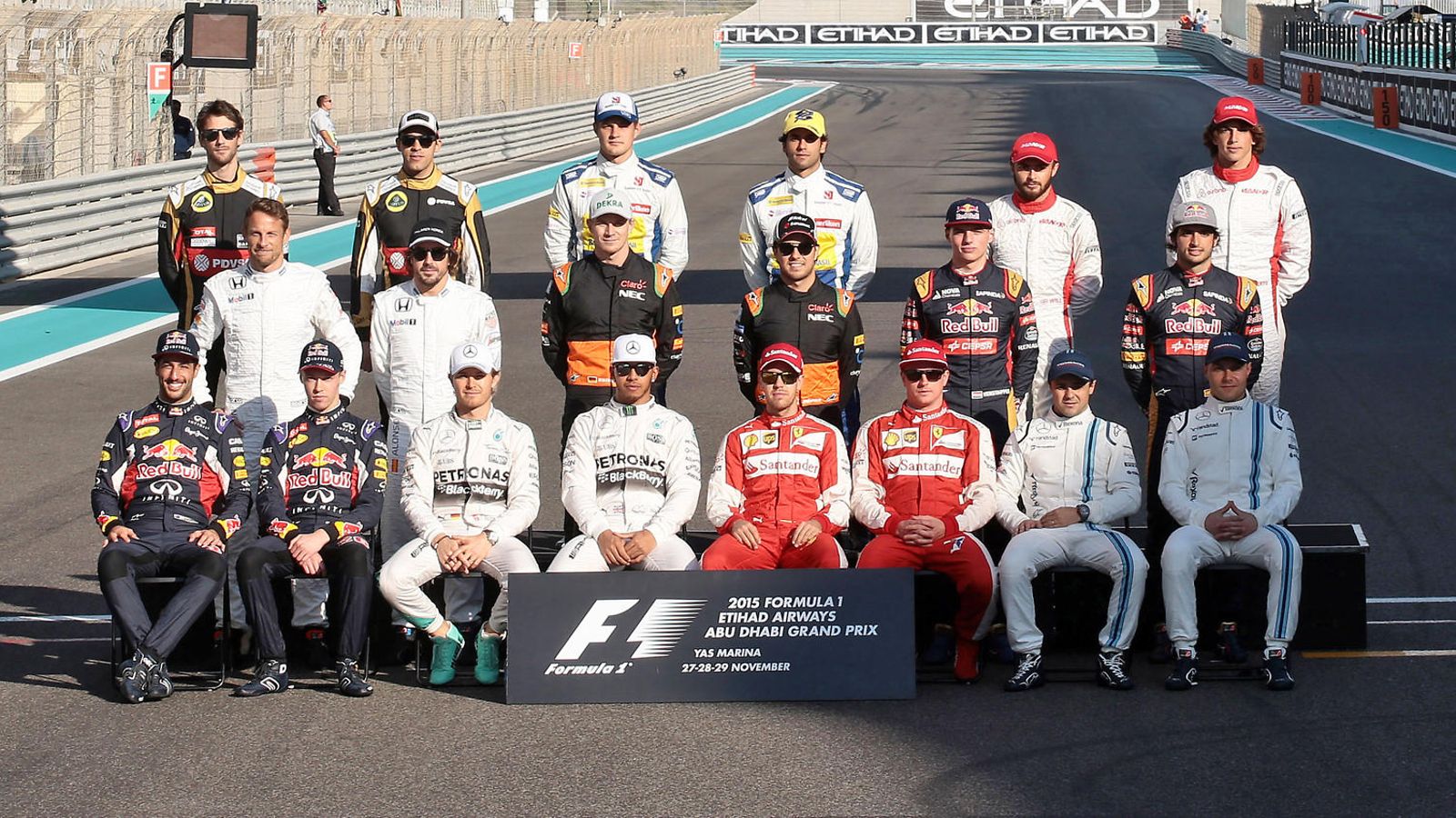 F1 kuskit luokkakuvassa 2015
