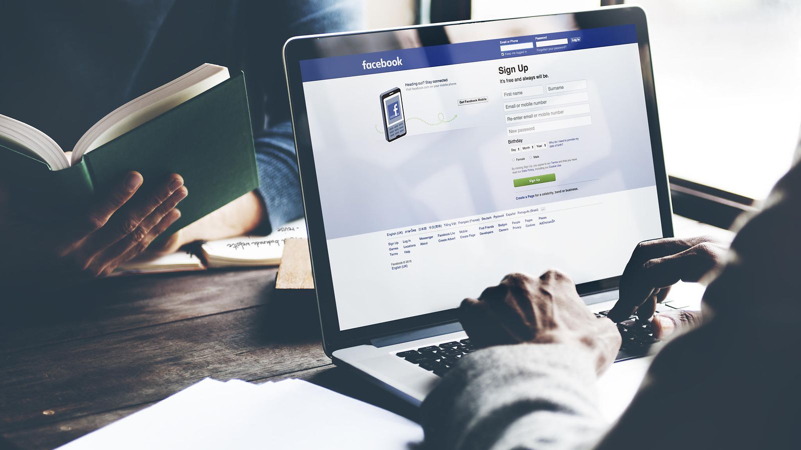 Mies kirjoittaa Facebookiin