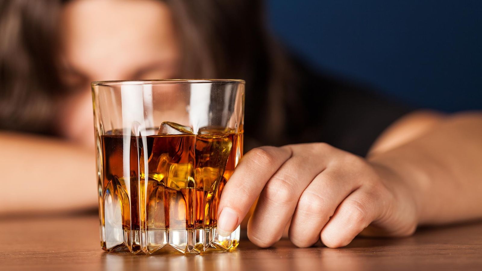 Nainen varoittaa alkoholista.