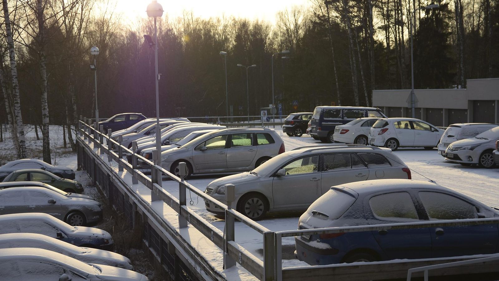 autoja lämmitystolpissa