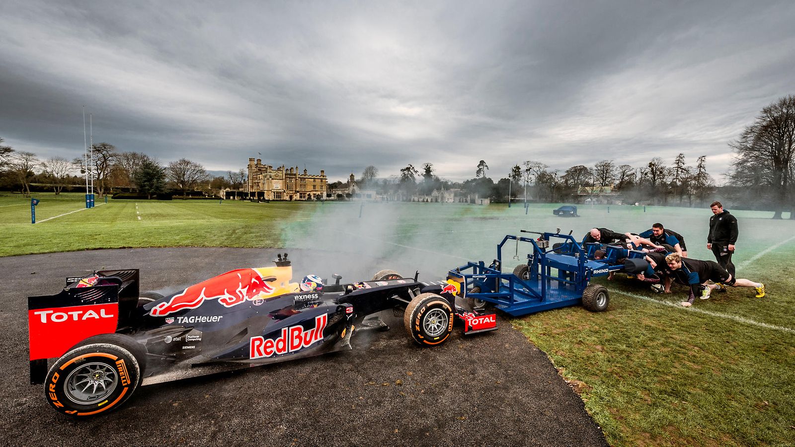 Daniel Ricciardo Red Bull F1 scrum rugby 2016 (2)