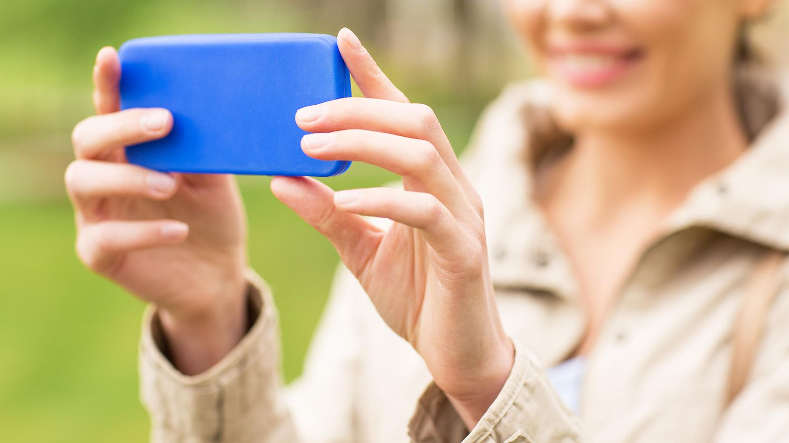 Nainen ottaa selfien
