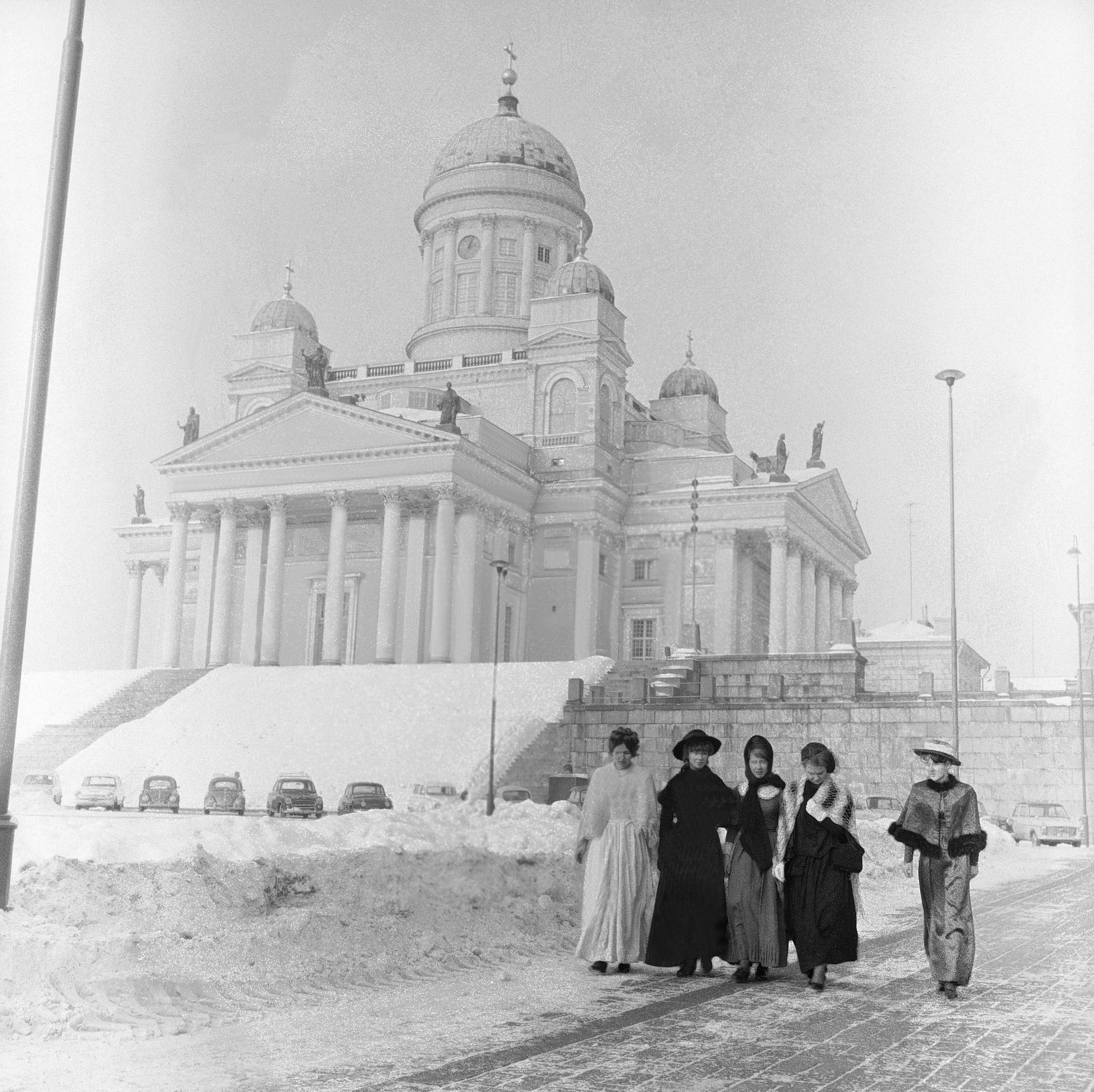 Arkadian yhteislyseon 7-luokkalaisia vanhojenpäiväkävelyllä vuonna 1964.