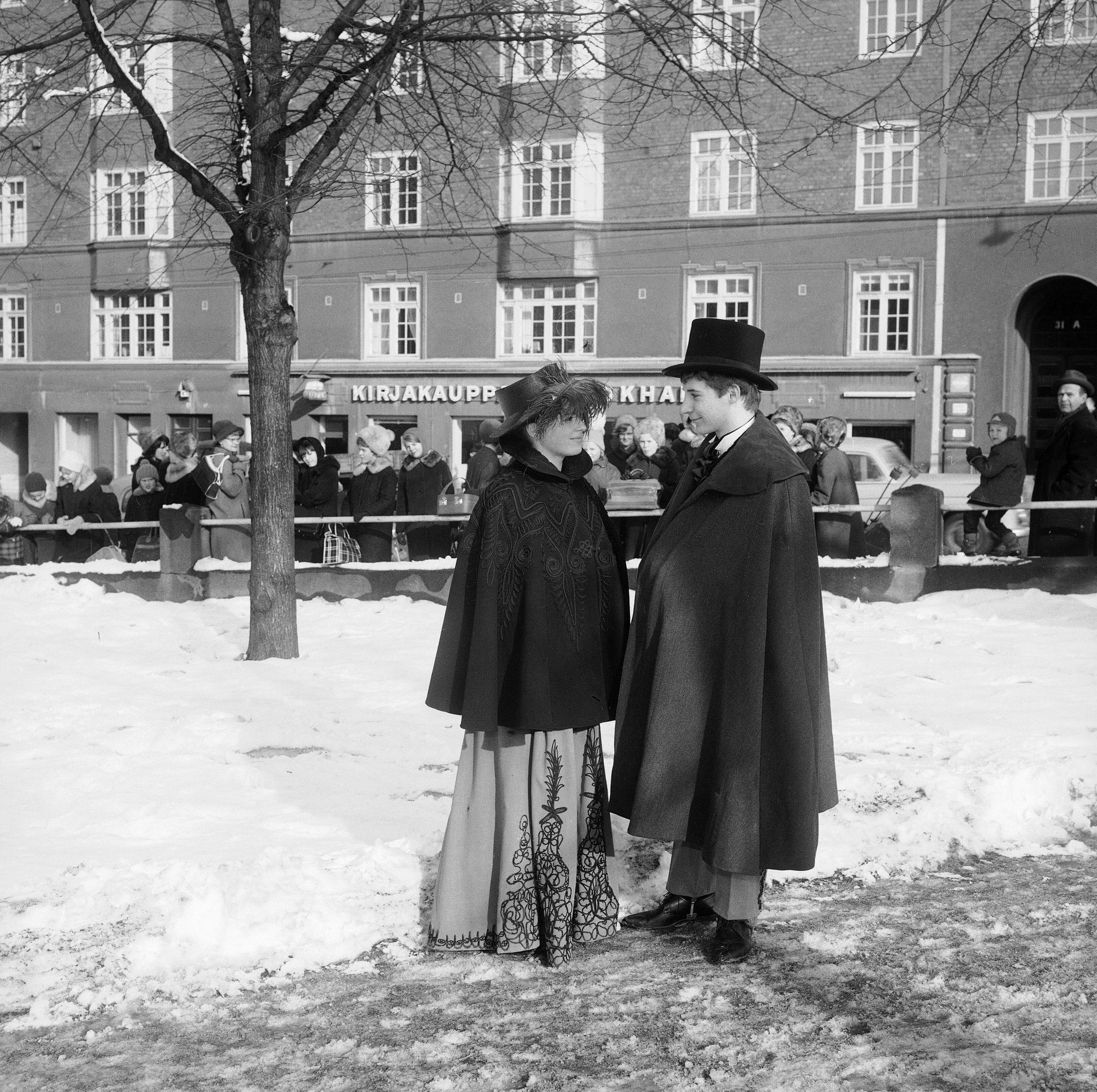 Tyttönorssin 8-luokkalaiset kavaljeereineen juhlimassa vanhojenpäivää vuonna 1963.