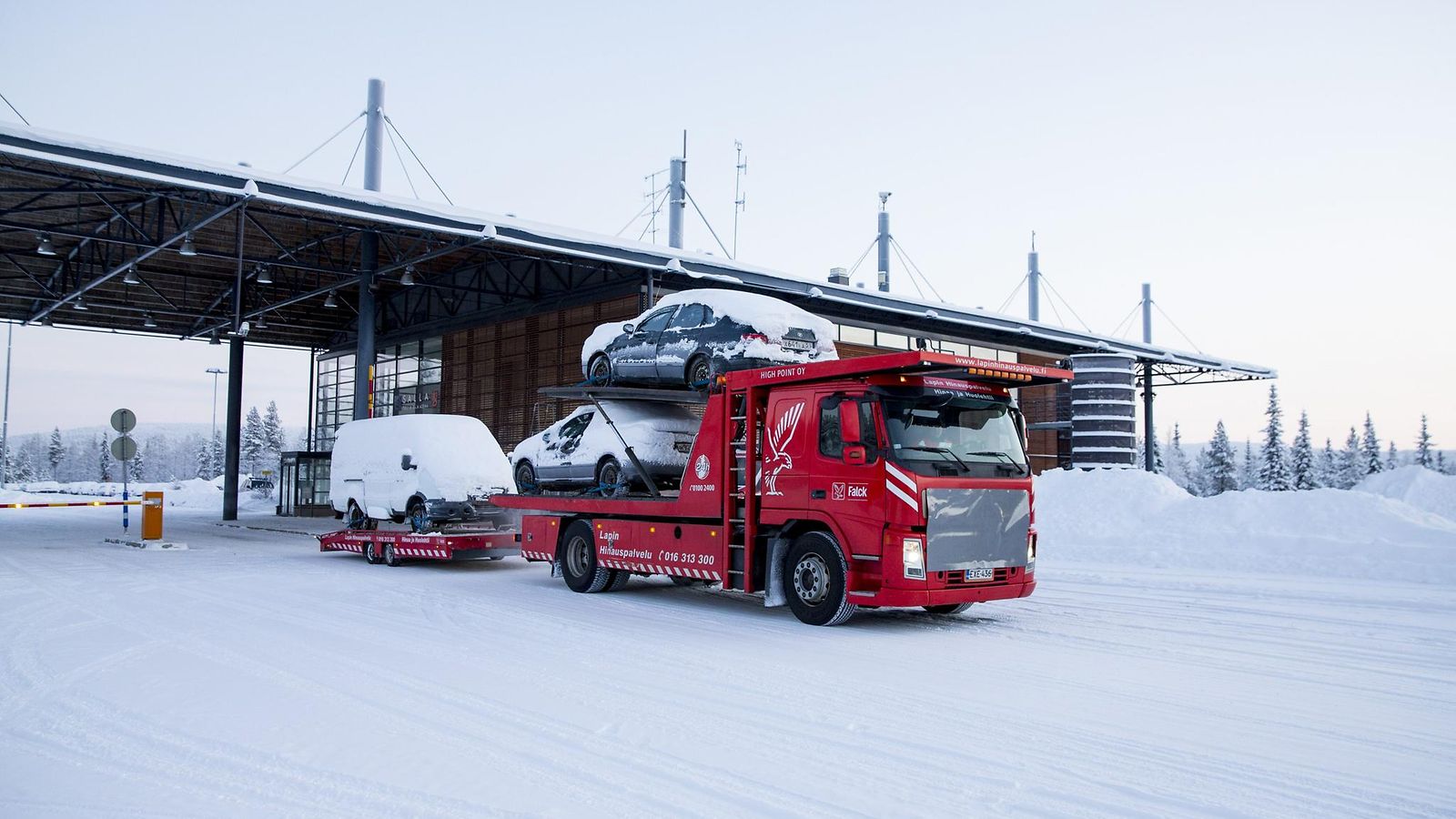 Turvapaikanhakijoiden käyttämiä autoja kuljetetaan pois hinausautolla Sallassa 20. tammikuuta 2016.