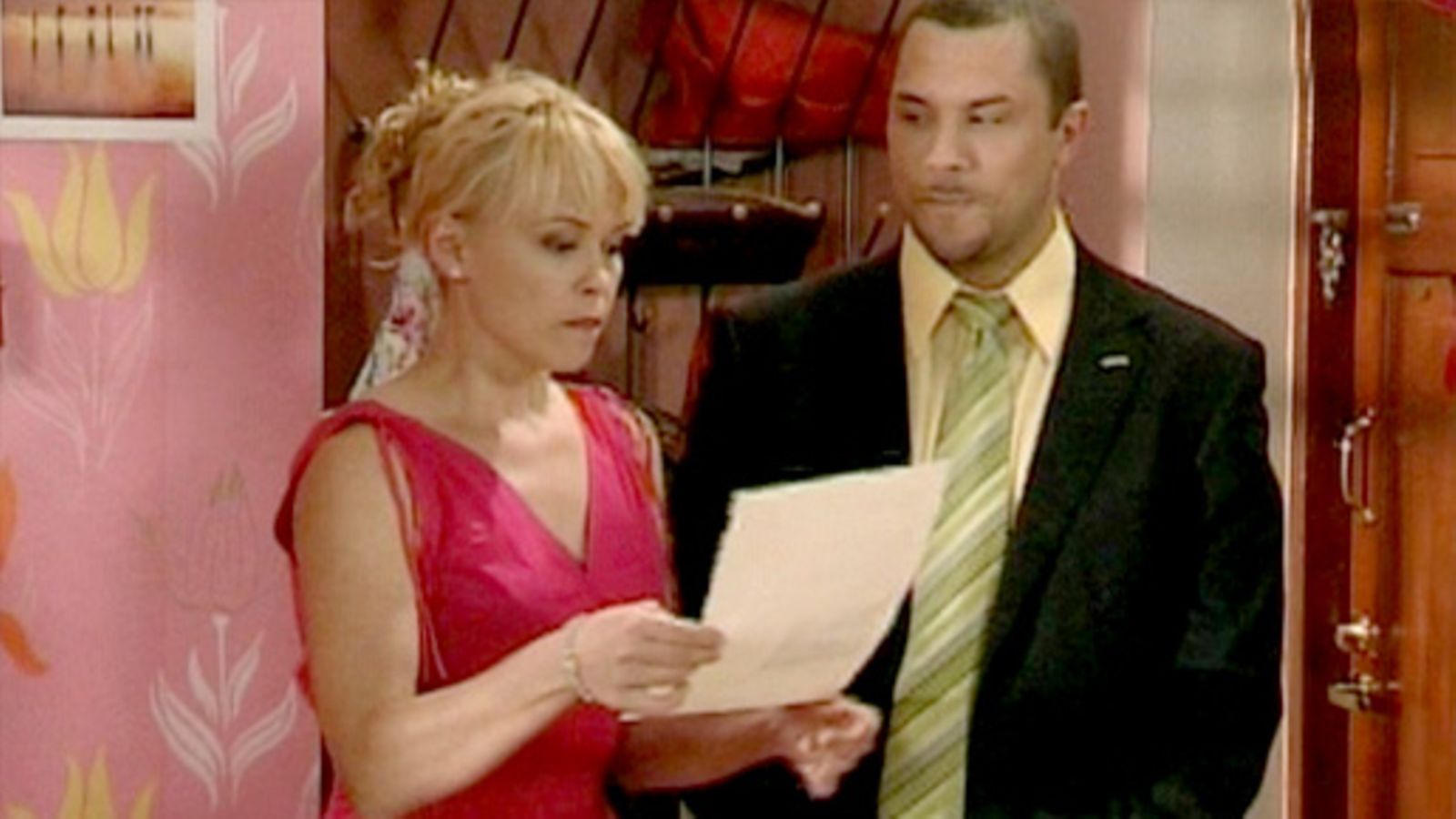 Salatut elämät - Jenni Vainio (Anu Palevaara) ja Ossi Puolakka (Sami Sarjula). Kuva: MTV3