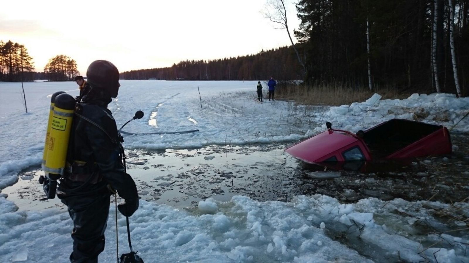 Puulastin kuljetus päättyi jään alle, jää, heikot jäät