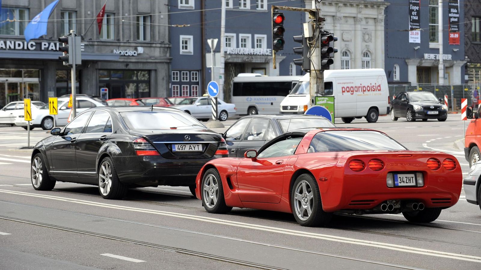 loistoautoja tallinnan keskustassa