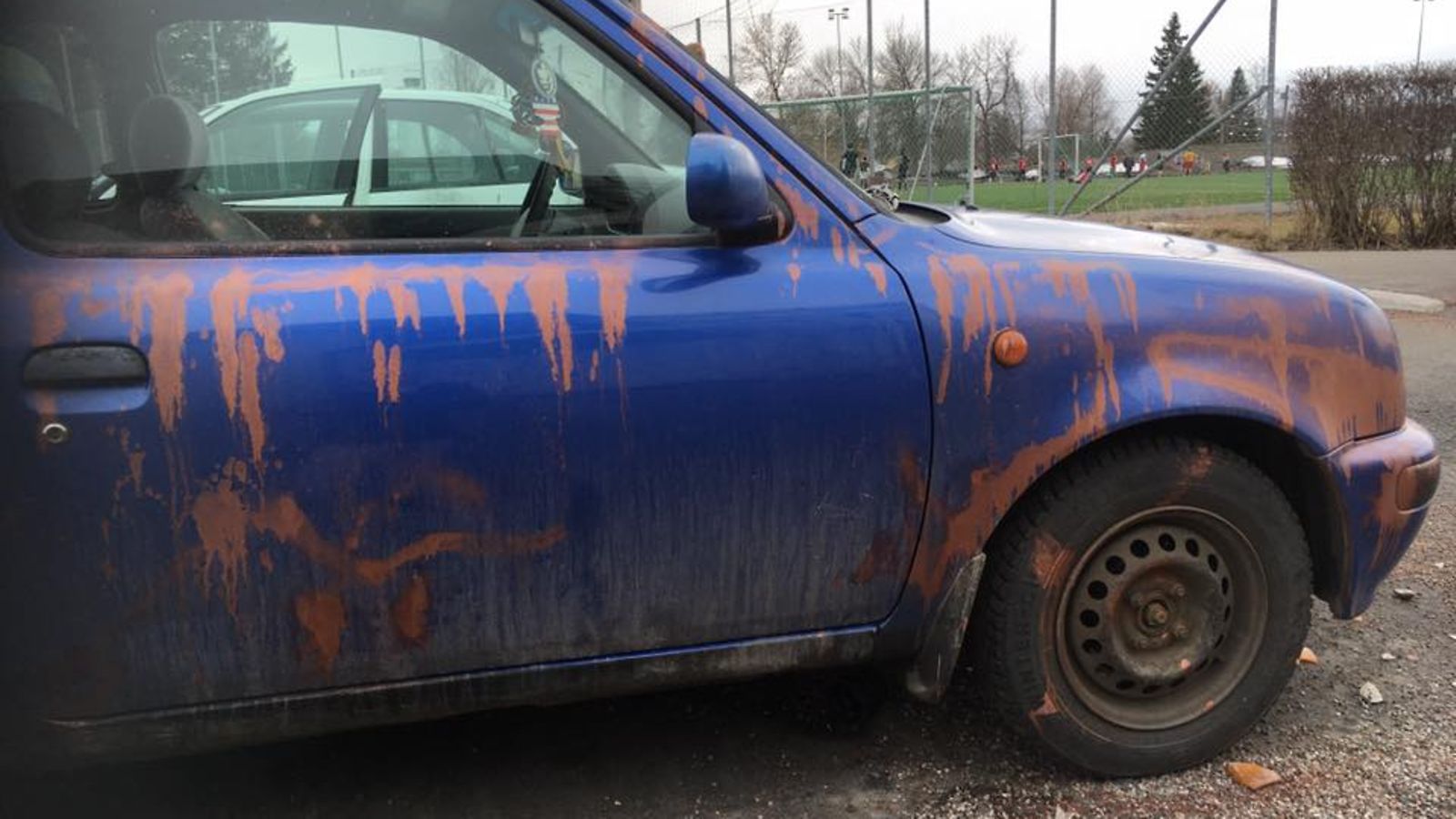 Kouvolalainen nuorimies kohtasi eilisaamuna pihassaan karun näyn: auto oli maalitöhryjen peitossa.