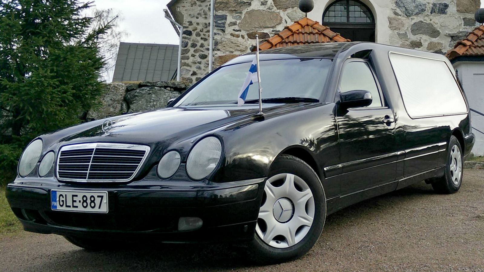 Nousiaisten Hautauspalvelun ruumisauto Mercedes-Benz.