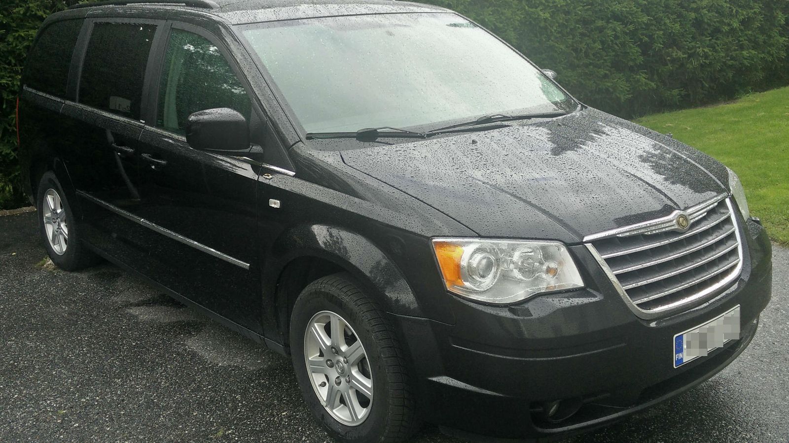 Nousiaisten Hautauspalvelun Chrysler Voyager.