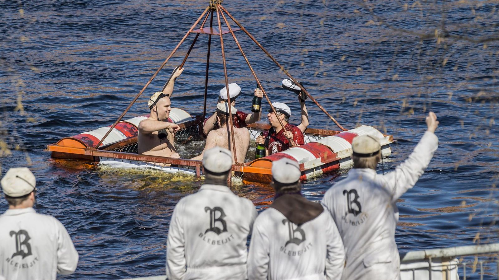 Tamperelainen teekkareiden vappuperinne teekkarikaste järjestettiin 1. toukokuuta 2012 poikkeuksellisesti Ratinan suvannossa.
