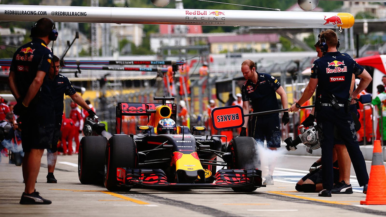 Red Bull, F1, venäjä, 2016, varikko
