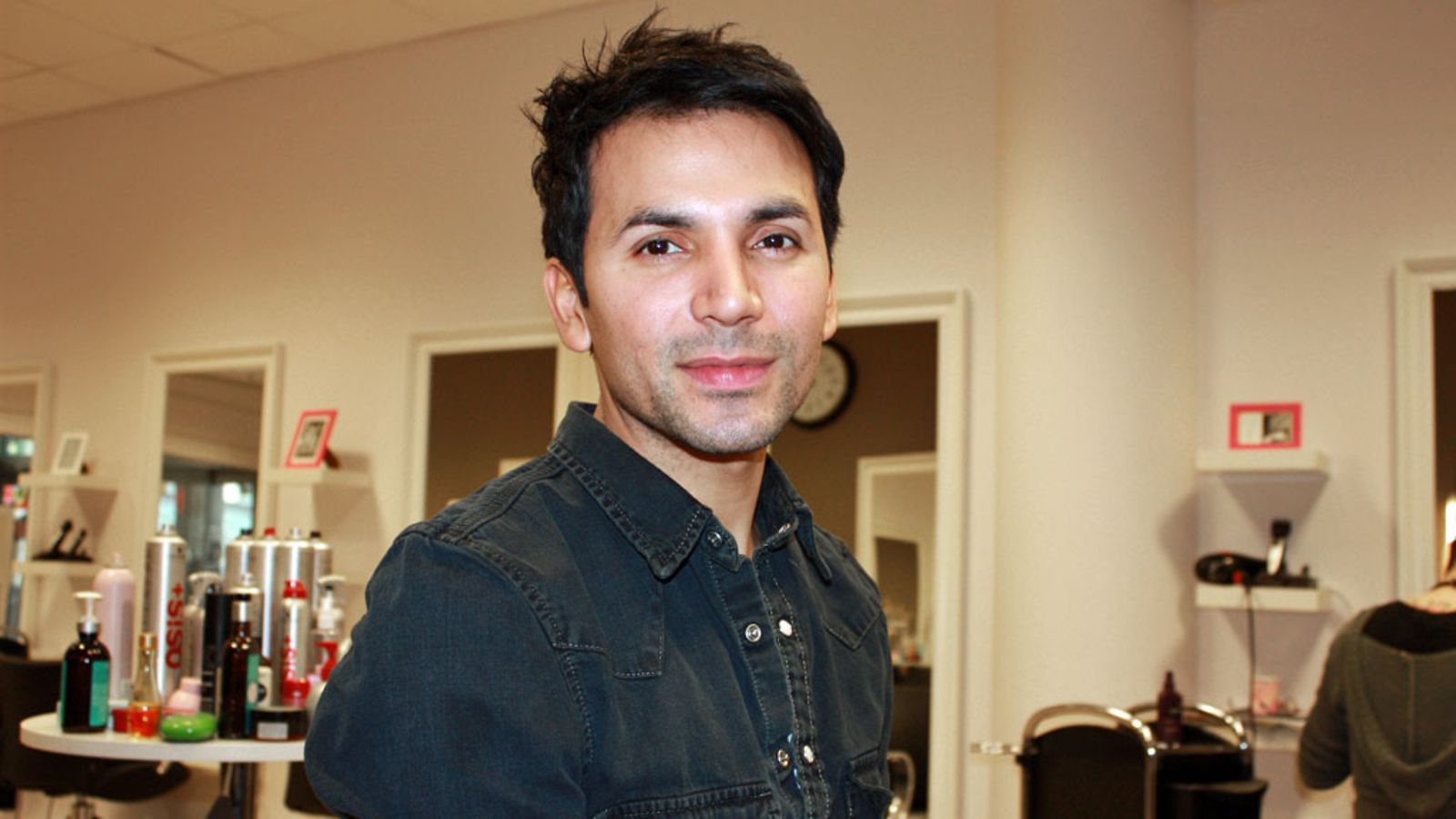 Tanssii Tähtien Kanssa -tähtioppilas Antonio Flores kampaamossaan.