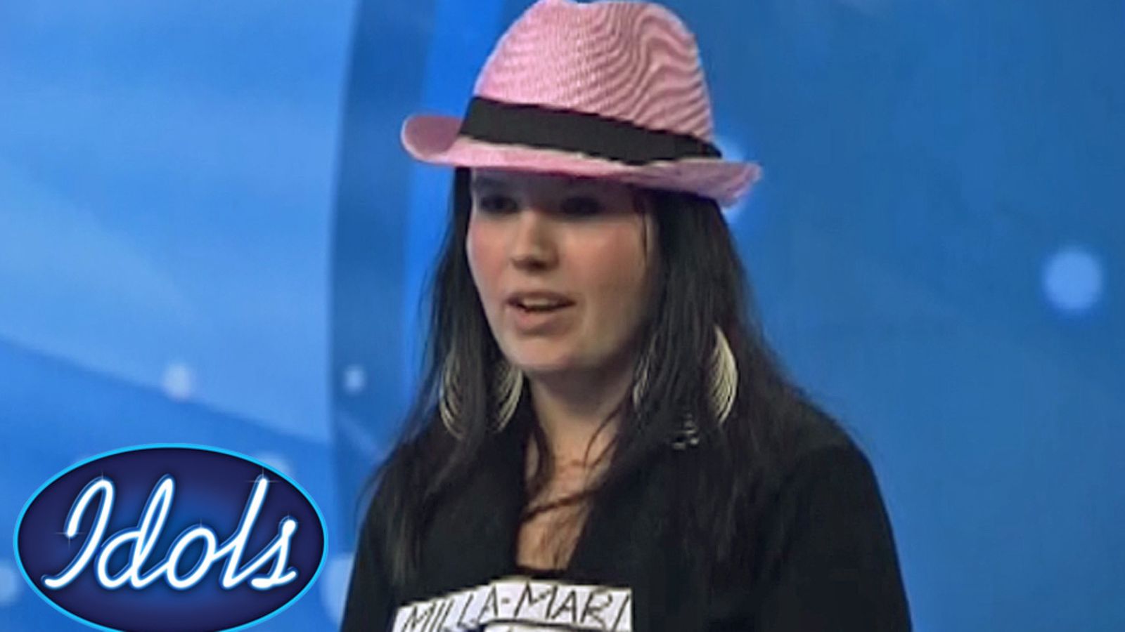 Milla-Mari Keskitalo Oulun Idols-koelauluissa tuomariston edessä.