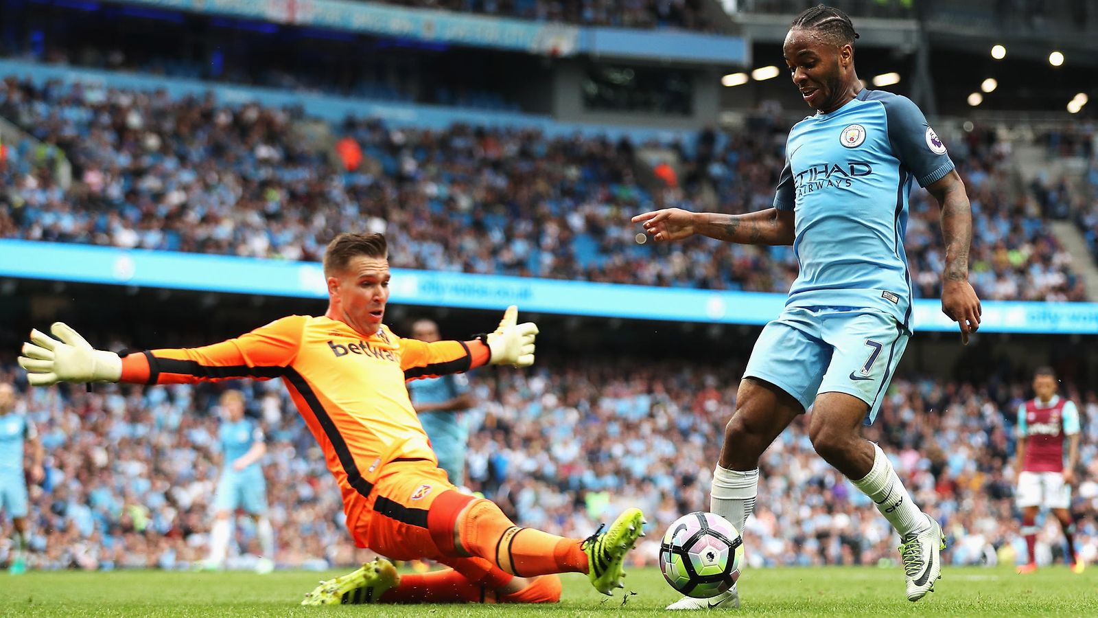 Raheem Sterling ohittaa Adrianin