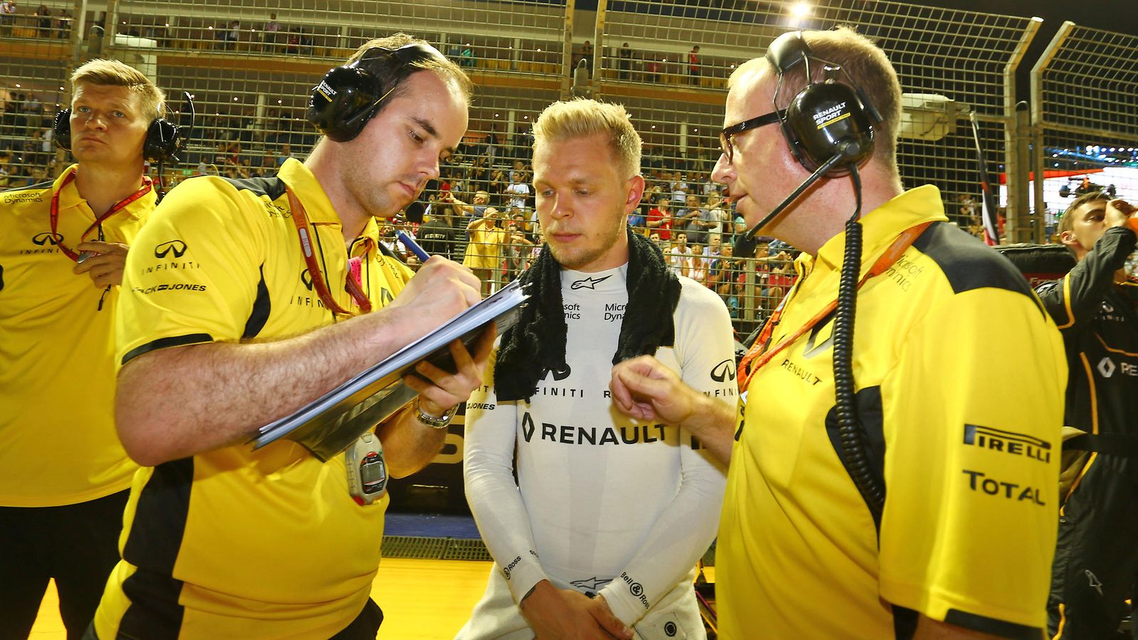Kevin Magnussen 2016 Singapore (1)