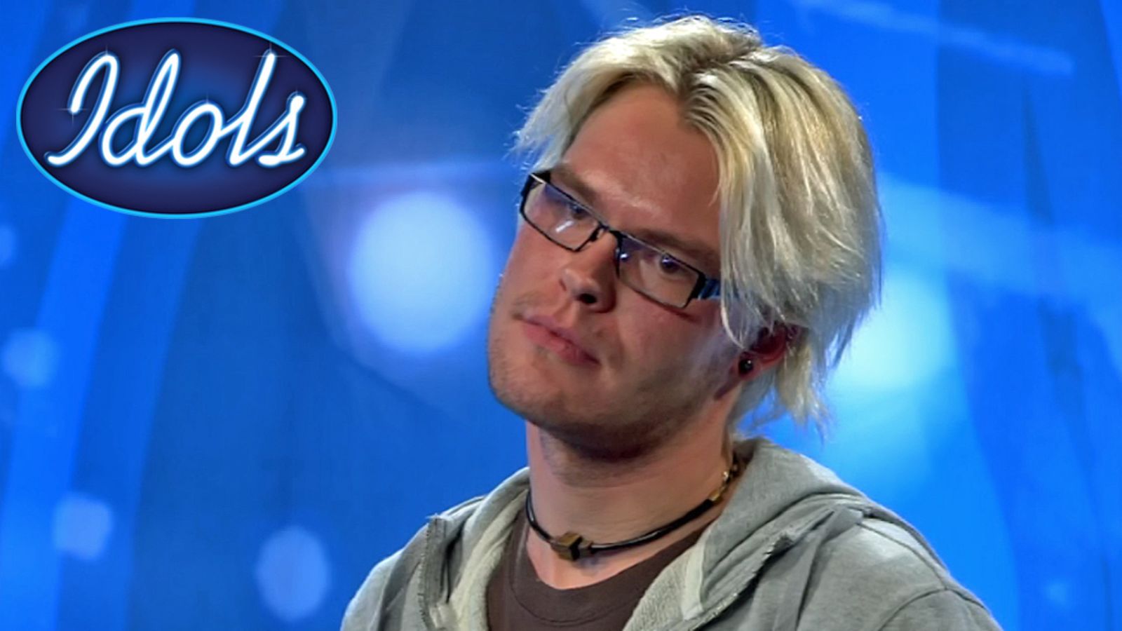 Jyrki Ikonen Idols-tuomariston edessä Joensuun koelauluissa.