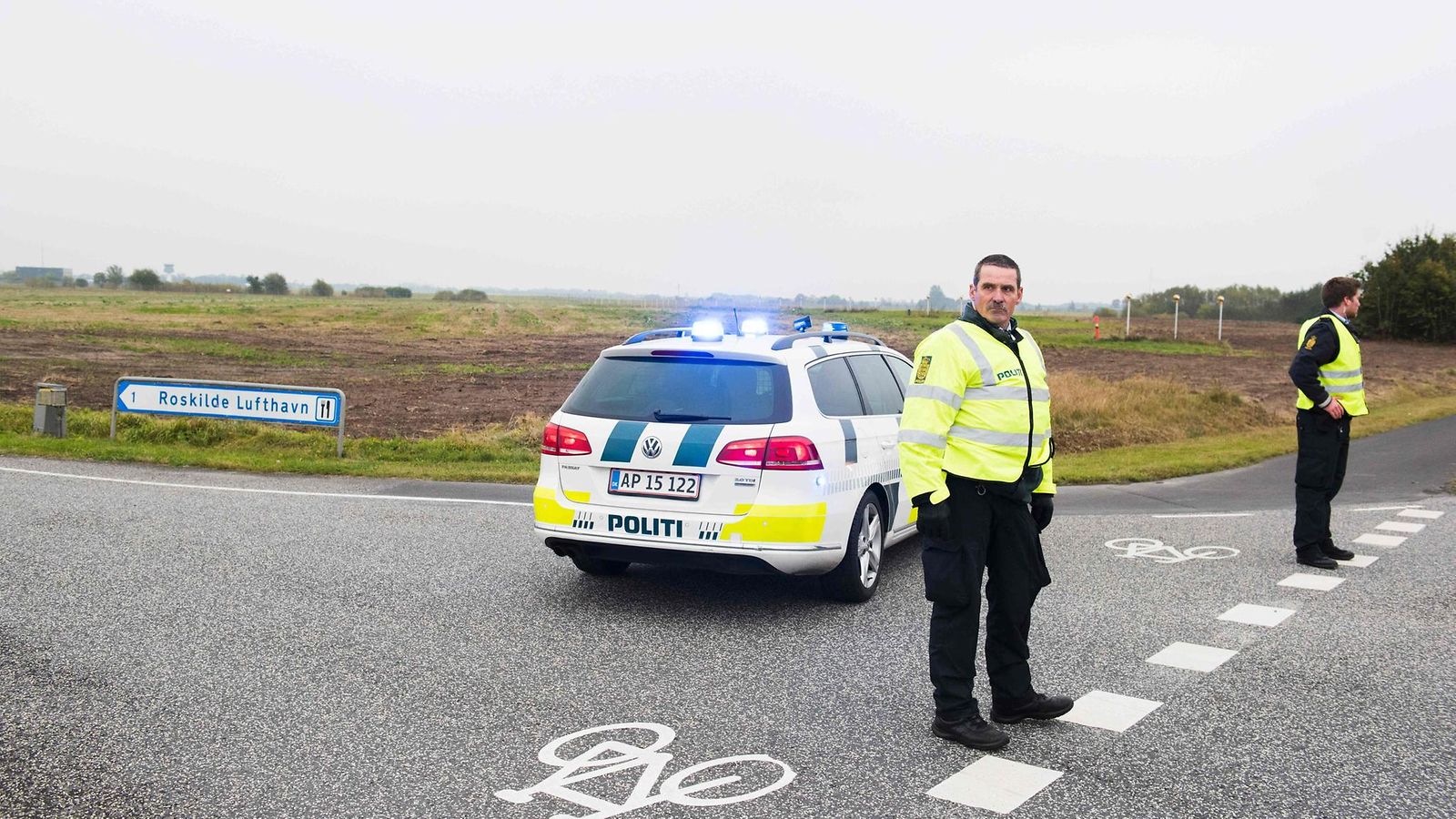 Poliisi tukki Roskilden lentokentälle johtavan tien tänään pommiuhan takia. Myös kaksi ostoskeskusta evakuoitiin pommiuhkausten takia.