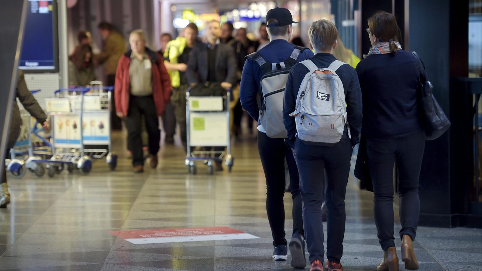 Helsinki-Vantaa matkustajia