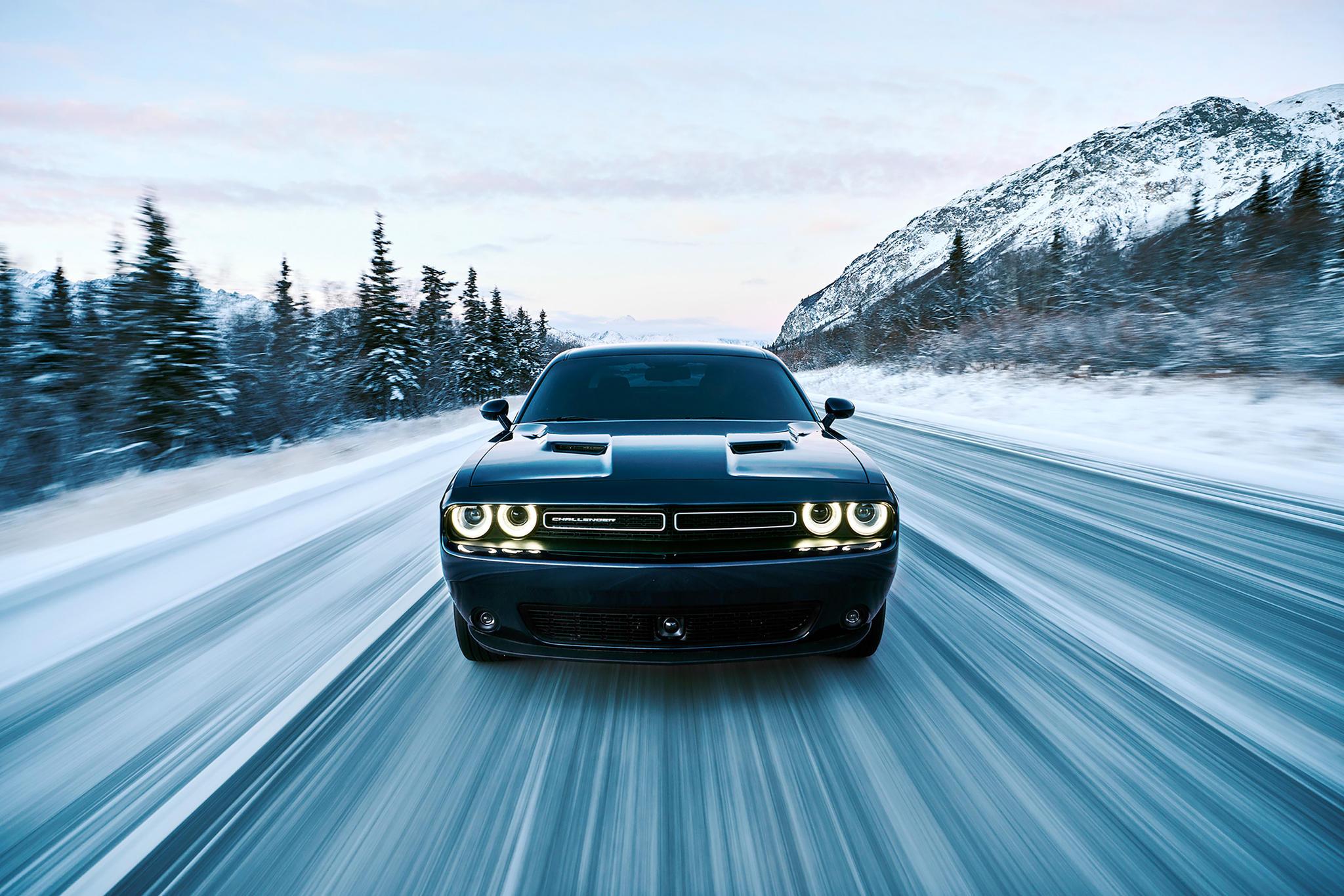 Absurdi näky: Dodge Challenger lumen ja jään keskellä