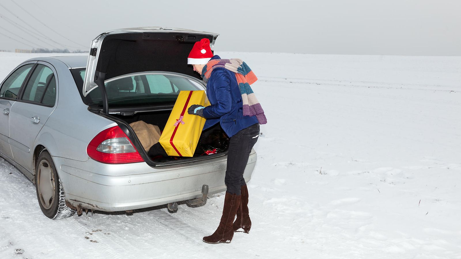 auton pakkaminen joulu shutterstock