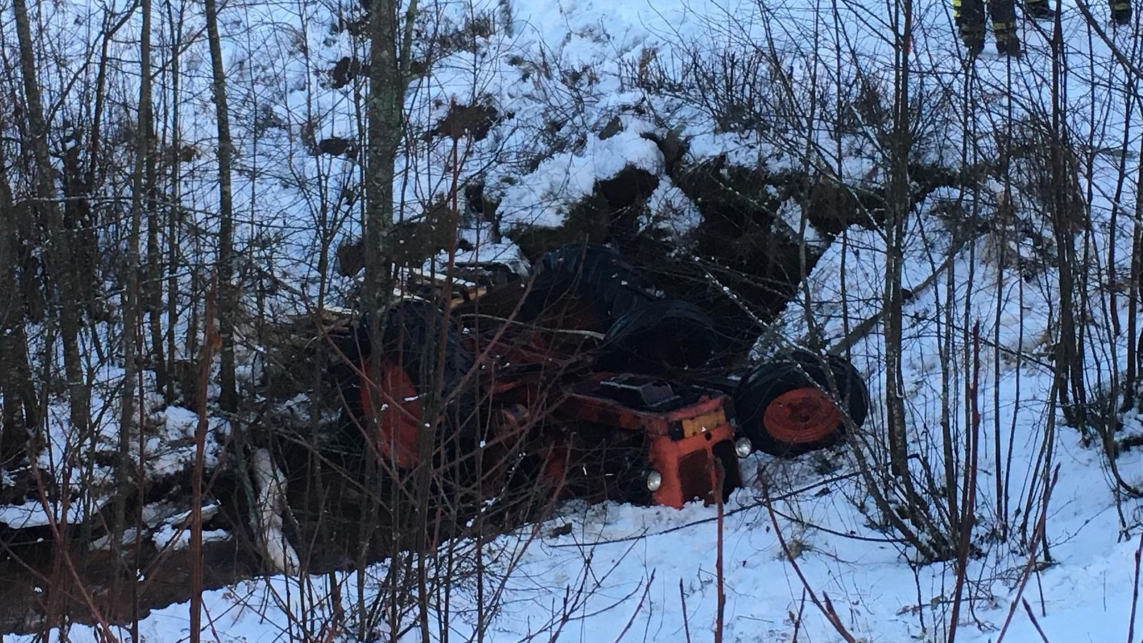 Traktori katollaan purossa