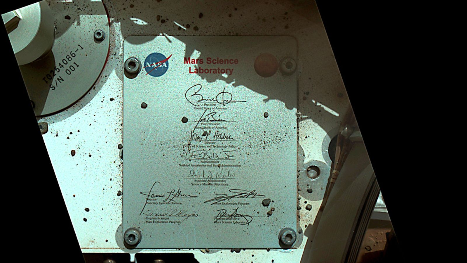 Curiosity-mönkijän ottama kuva mukanaan olevasta kyltistä, jossa on mm. Barack Obaman nimikirjoitus