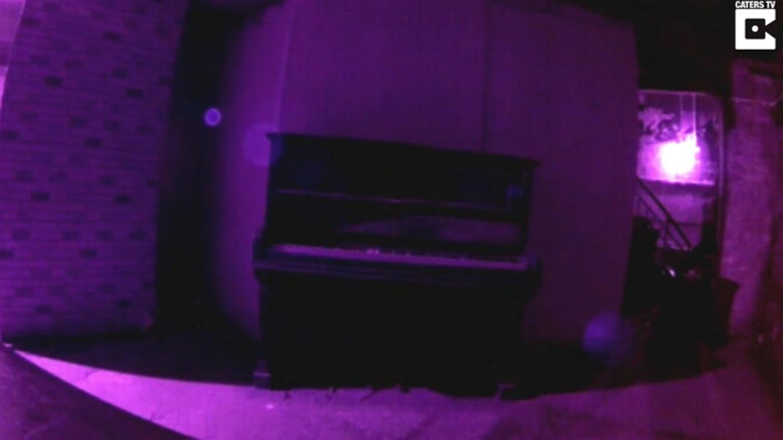 kummitus soitta pianoia